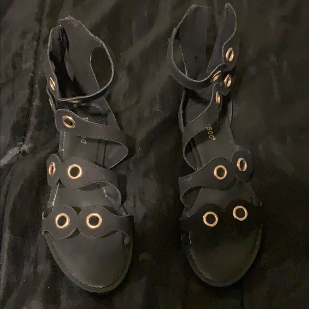 Bamboo black sandals with gold grommets